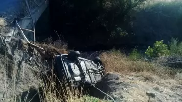 İzmir 'de Otomobil Köprüden Uçtu: 2 Yaralı