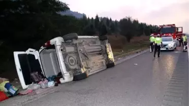 Tem'de hafif ticari araç takla attı: 6 yaralı