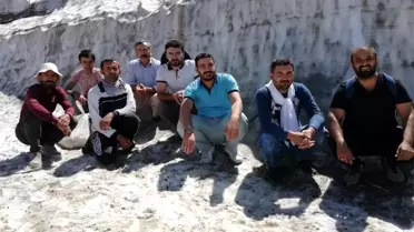Yaz mevsiminin son günlerinden 1 metre kar kütlesi önünde fotoğraf çektirdiler