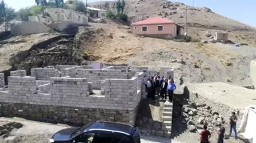 Gürpınar Belediyesinden muhtaç aileye ev yapımı