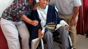 Mustafa, klavyeyi burnu ile kullanarak ikinci kitabını yazıyor