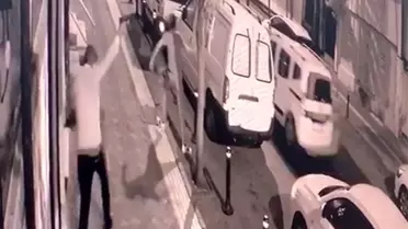 Sokak ortasında aracı kurşun yağmuruna tutular