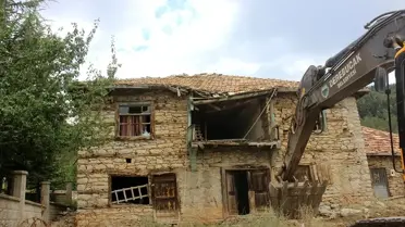 Derebucak'ta metruk yapılar yıkılıyor