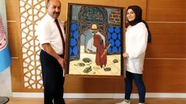 Kendi çizdiği 'Kaplumbağa Terbiyecisi' konulu resmi Müdür Başyiğit'e hediye etti