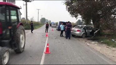 Otomobil ağaca çarptı: 3'ü ağır 5 yaralı