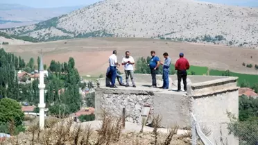 Yakınları ile iletişim kurmak için tepeye çıkıyorlar