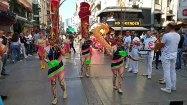 İzmir'de Çin Devlet Sirki gösteri yaptı