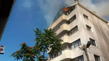 Çatı katında çıkan yangın mahalleliyi korkuttu