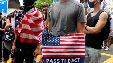 Hong Konglu göstericiler ABD konsolosluğu önünde Trump'tan yardım istedi