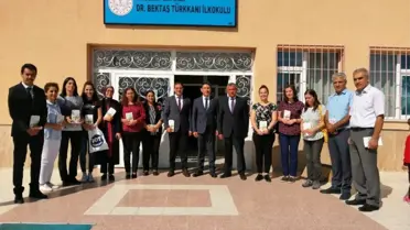 Akpınar Belediye Başkanı Turgut ilçedeki öğretmenlere 'Beyaz Zambaklar Ülkesi' kitabını hediye etti