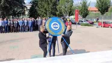 Törende fenalaşan öğrenciyi, öğretmeni kucağında taşıdı