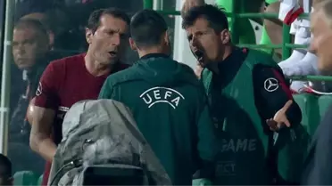 Emre Belözoğlu maçın dördüncü hakemiyle tartıştı!