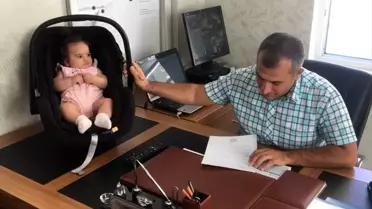 Okul müdürü dersler aksamasın diye öğretmenin çocuğuna bakıyor
