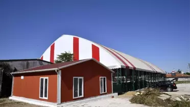 Onarılan halı saha sporcuların hizmetinde