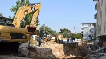İzmir'de çöken istinat duvarının enkaz kaldırma çalışmaları başladı