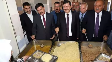 Cem Evlerinde binlerce kişiye aşure dağıtıldı