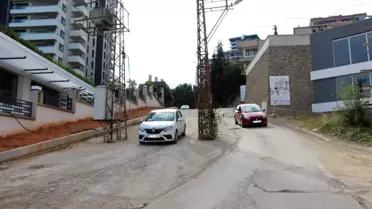 Sürücüler hangi taraftan geçeceğini şaşırıyor