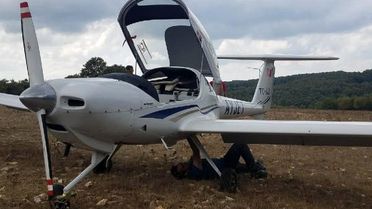 Motor arızası yapan eğitim uçağı boş araziye indirildi