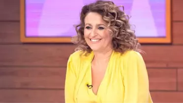 İngiliz oyuncu Nadia Sawalha havuzda üstsüz poz verdi