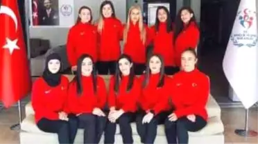 Kadın güreşçiler Kazakistan'da mindere çıkıyor