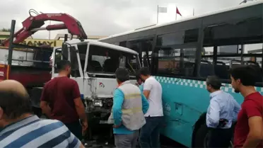 Ümraniye'de vinç özel halk otobüsüne çarptı: 9 yaralı