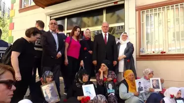 Osmanlı hanedanı torunu Nurhan Osmanoğlu'ndan HDP önündeki ailelere destek ziyareti