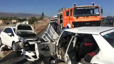 Sivas'ta otomobiller çarpıştı: 1 ölü, 2 yaralı