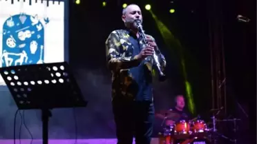 Hüsnü şenlendirici çeşme'de konser verdi