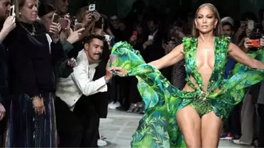Jennifer Lopez ikonik elbisenin yeni versiyonuyla Versace podyumunda
