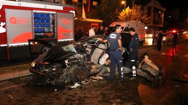 Karşı şeride geçen otomobil, cip ile çarpıştı: 2 ölü, 6 yaralı