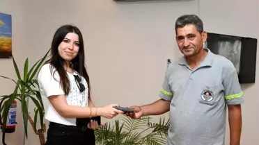 Yolu süpürürken bulduğu cüzdanı sahibine ulaştırdı