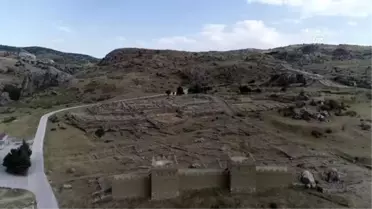 Antik kentteki 'yeşil kaya' gizemini koruyor