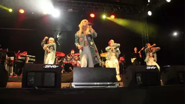 Kilis'te Ece Seçkin hayranlarıyla buluştu