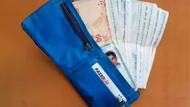 Şoför, otobüste bulduğu cüzdanı sahibine ulaştırdı