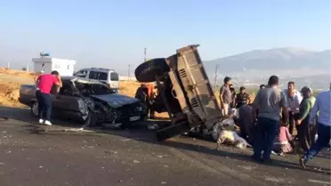 Tarım işçilerini taşıyan traktörle otomobil çarpıştı: 6 yaralı