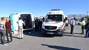 Malatya'da yolcu midibüsü devrildi: 26 yaralı