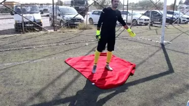 Kaleci, sahadaki çukurları battaniyeyle kapattı