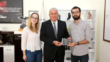 Ödüllü Belgeselin bir kopyası Başkan Atay'a armağan edildi