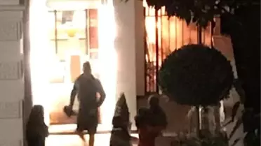 Ünlü şarkıcı yangını fark etti, yataktan kalktığı gibi yardıma koştu