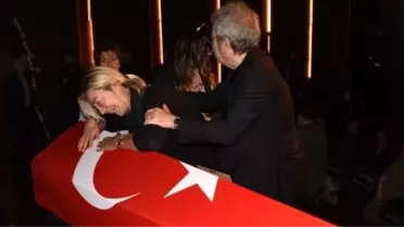 Hayatını kaybeden Tarık Ünlüoğlu'nun eşi Gülenay Kalkan, tabuta sarılarak gözyaşlarına boğuldu