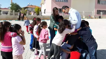 'Öğretmenim gitme' diyerek gözyaşı döktüler