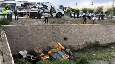 El freni çekilmeyen park halindeki iş makinesi Yeşilırmak'a düştü
