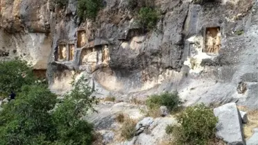 Saklı hazine adamkayalar, definecilerin talanına uğruyor