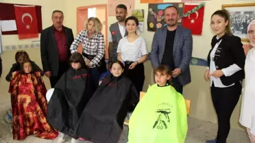 Frig Vadisi'nin ortasında gönüllü kuaförler iş başında