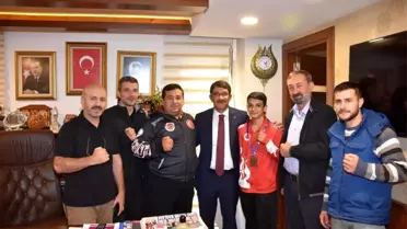 Başkan Çelik, şampiyon sporcuyu ödüllendirdi