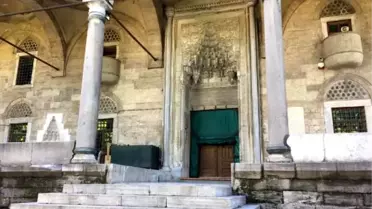 Tarihi caminin konutlar arasında kalan avlu girişi restore edilmeyi bekliyor
