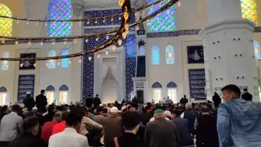 Büyük Çamlıca Camisi'nde vatandaşlar Mehmetçik için dua etti