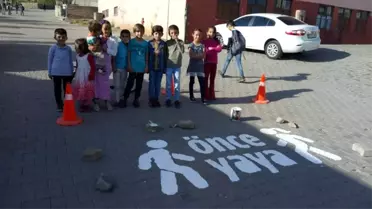Karlıova'daki okul önlerine 'Önce Yaya' çalışması