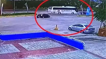 Sürücüsü fenalaşan yolcu otobüsü otomobili biçti: 1'i ağır 3 yaralı
