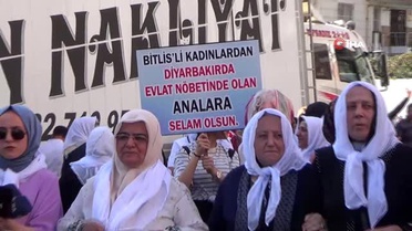 Bitlis'ten gelen 'Beyaz tülbentli' kadınlardan evlat nöbetindeki ailelere destek ziyareti